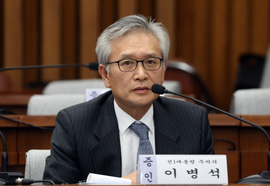 답변하는 이병석 전 대통령 주치의      (서울=연합뉴스) 이정훈 기자 = 이병석 전 대통령 주치의가 14일 오후 국회에서 열린 최순실 국정농단 의혹 진상규명을 위한 국정조사 특위 3차 청문회에서 의원질의에 답변하고 있다. 2016.12.14      uwg806@yna.co.kr  (끝)